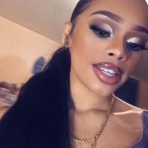 Meet your Posher, Mia